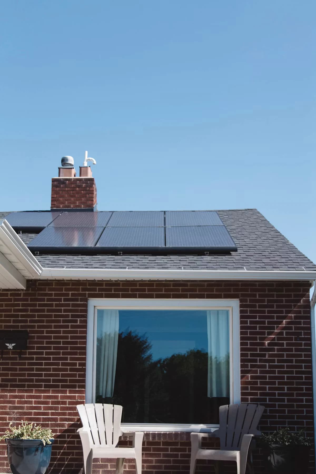 Painéis solares instalados no telhado de uma casa