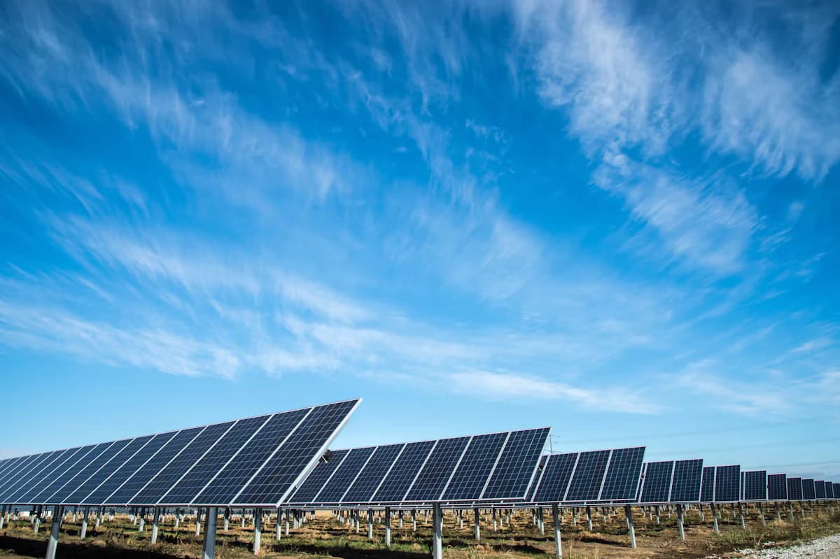 Sistema solar off-grid com banco de baterias instalado em propriedade rural isolada