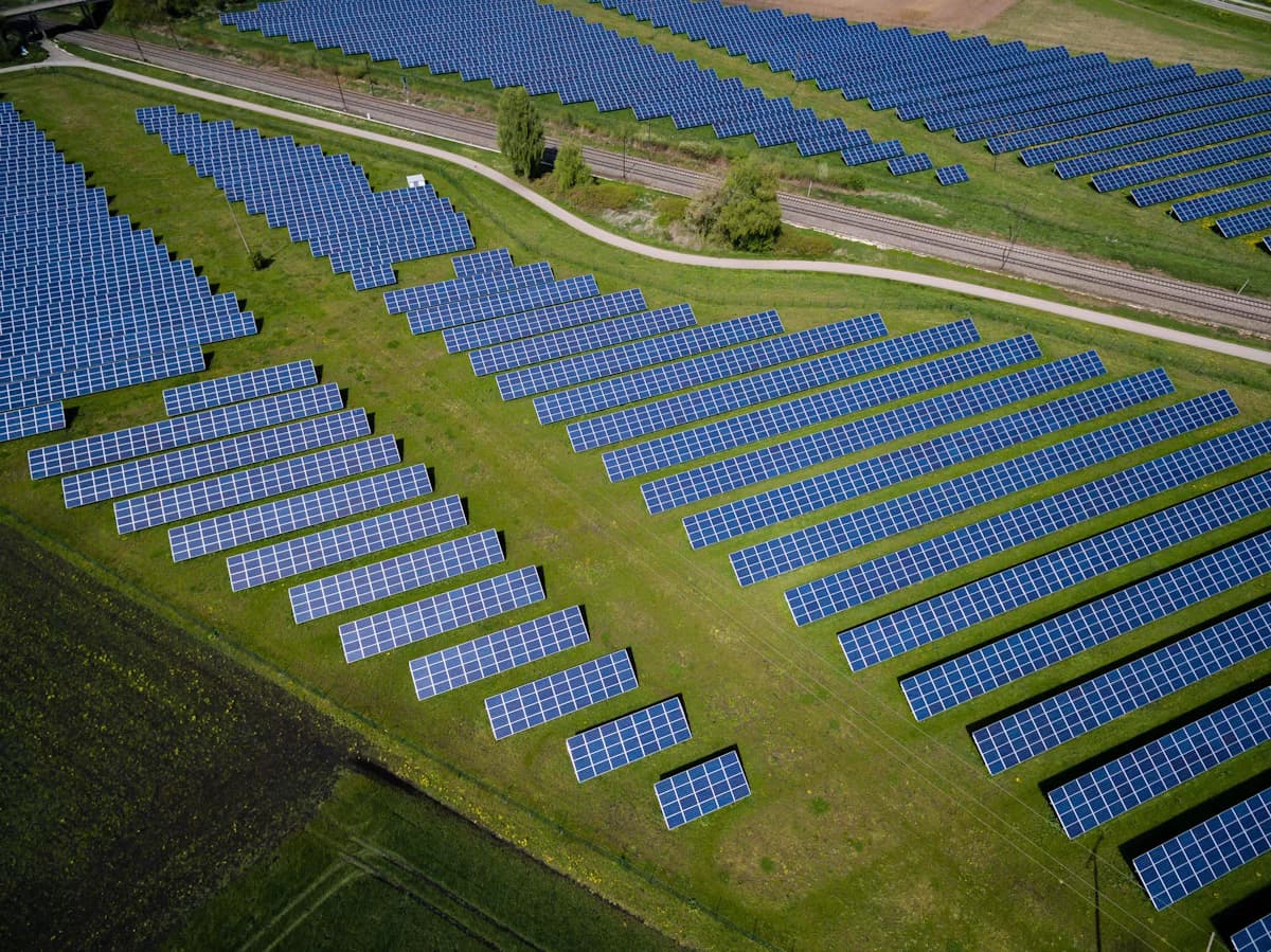 Sistema solar on-grid instalado em telhado de galpão rural conectado à rede elétrica