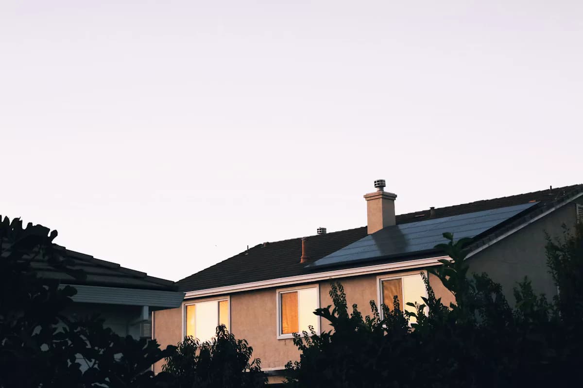 Painéis solares instalados em telhado cerâmico residencial