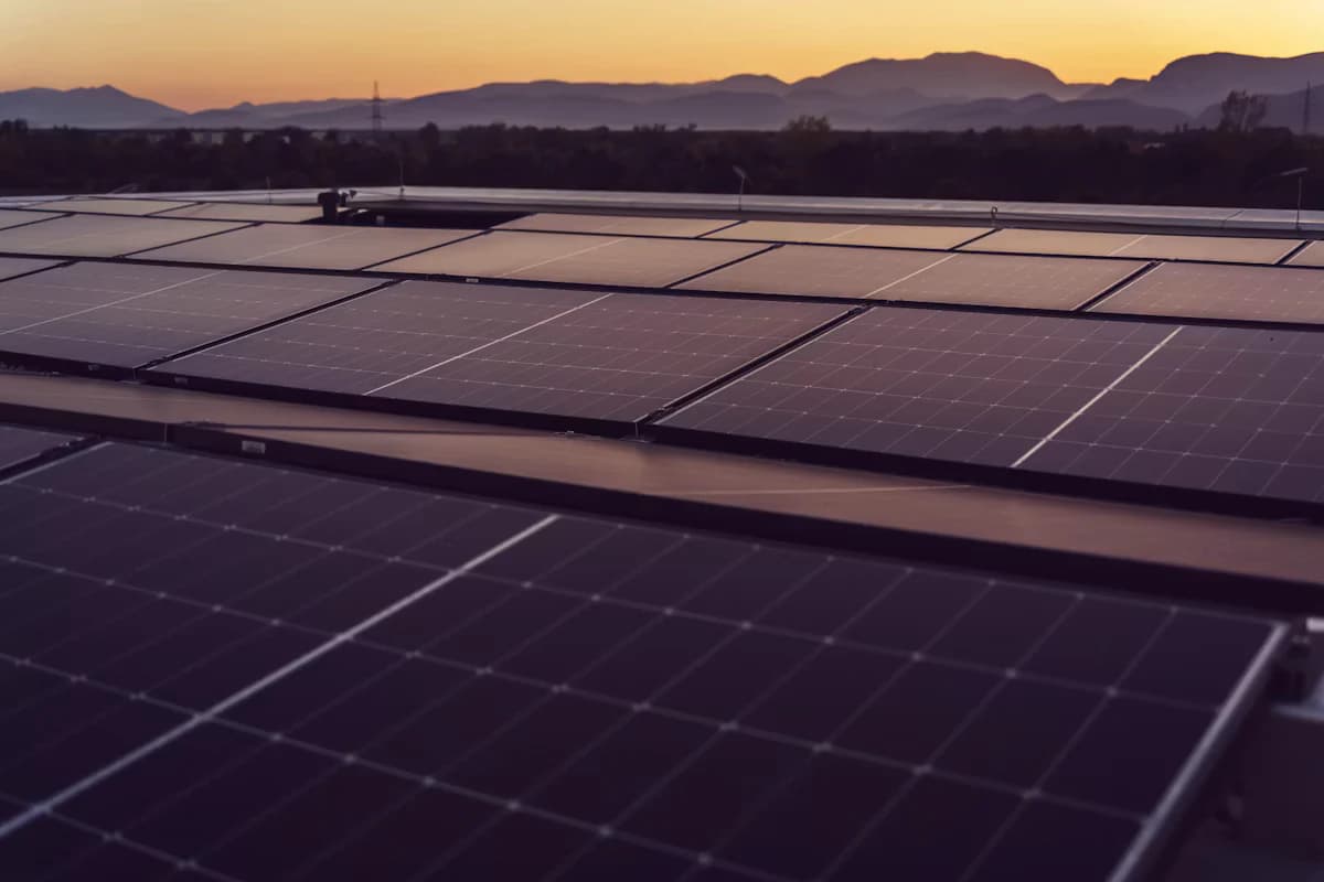 Painéis solares instalados sobre estrutura elevada em laje ou terreno livre