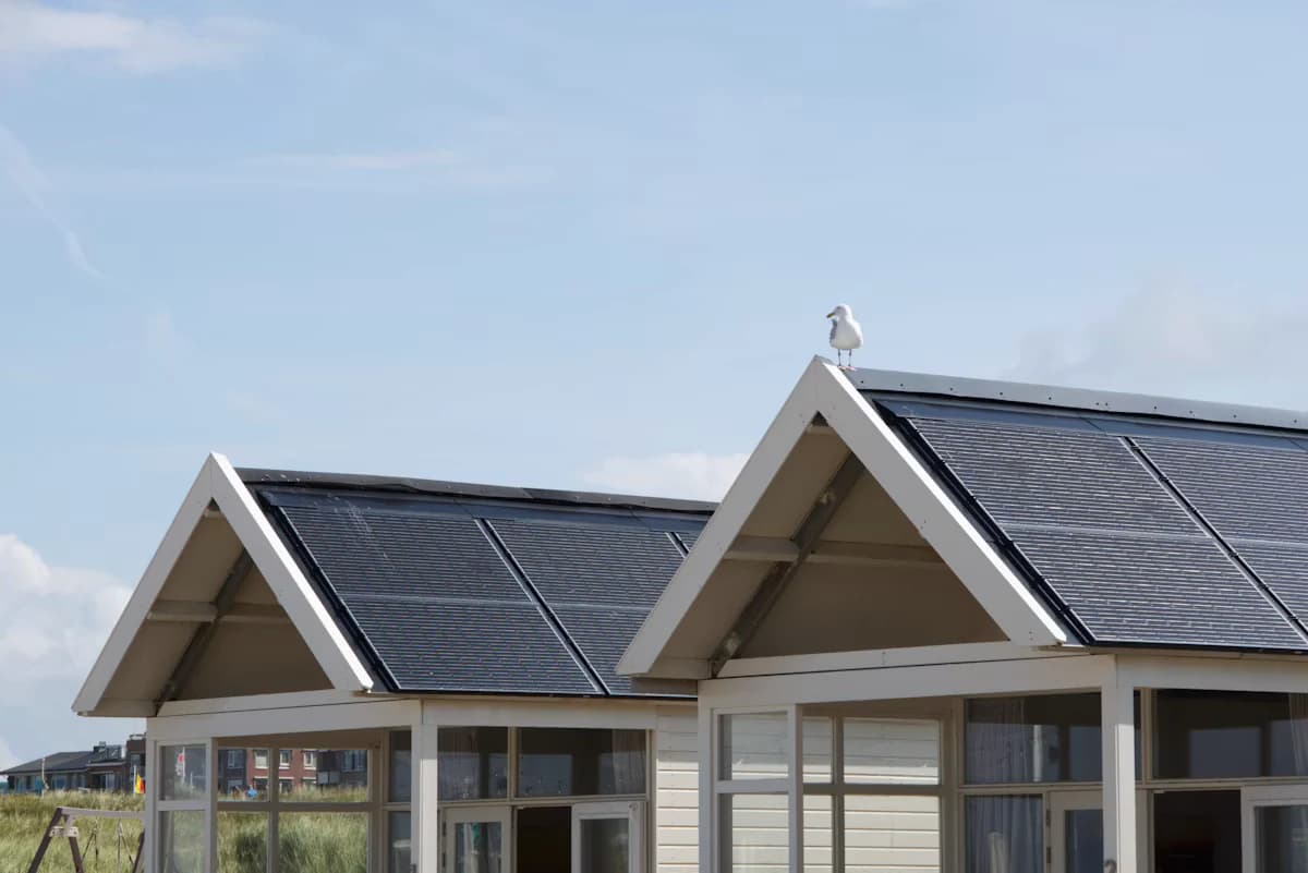 Painéis solares instalados em telhado metálico residencial